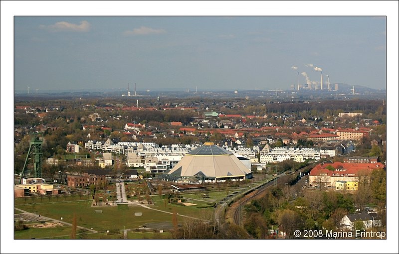 Blick vom Gasometer in Oberhausen - Links der Paul-Reusch-Schacht der ehemaligen Zeche Osterfeld. Rechts daneben die Anlagen der Olga (Landesgartenschau in Oberhausen 1999) mit dem GartenDom. Ganz rechts oben im Bild das Steinkohle-Kraftwerk Scholven in Gelsenkirchen.