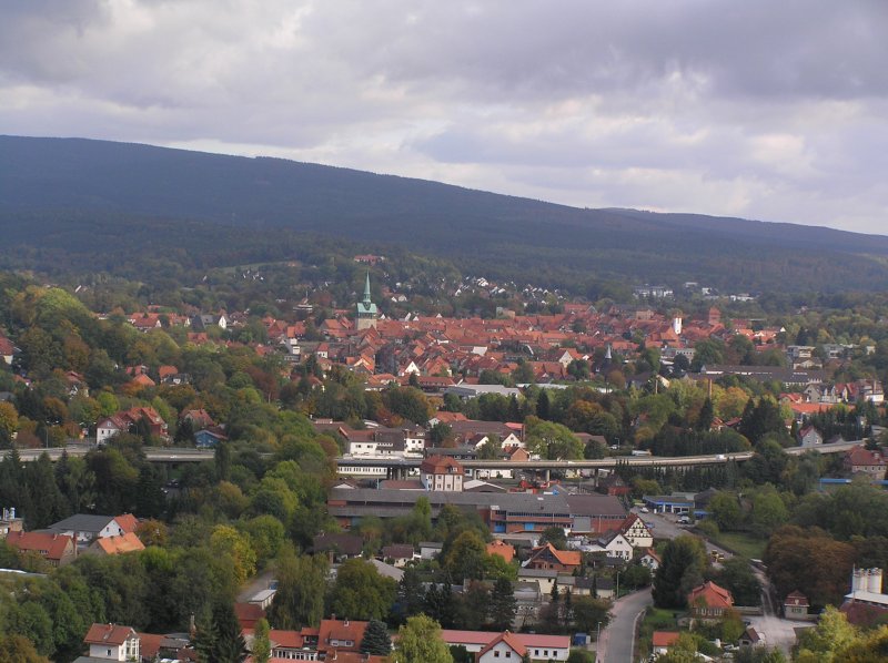 Blick vom Gipsabbau auf Osterode am Harz. Zu sehen sind z.B. die Marktkirche und im Hintergrund der Rand vom Harz. 