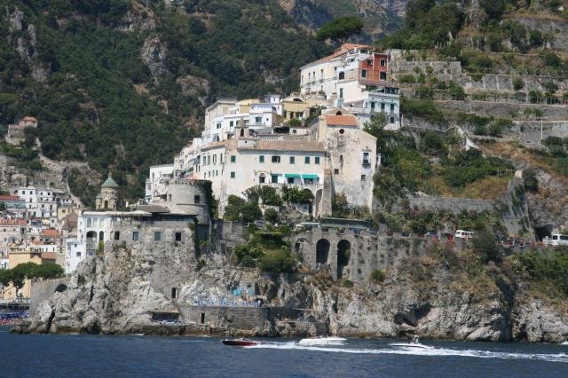 Blick vom Golf von Salerno auf Amalfi.