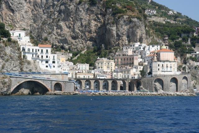 Blick vom Golf von Salerno auf Amalfi.