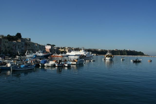 Blick in den Hafen von Marina Grande. Hier legen die Schnellboote aus Napoli und die Fhren aus Pozzuoli an; 26.01.2008