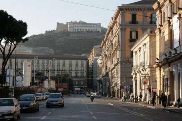 Blick vom Hafen ber den Piazza Municipio zum ber der Stadt thronenden Castell San Elmo.