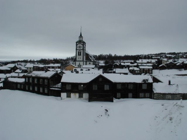 Blick von der Halde ber die Hyttelva zur Rros Kirke am 12.03.2002