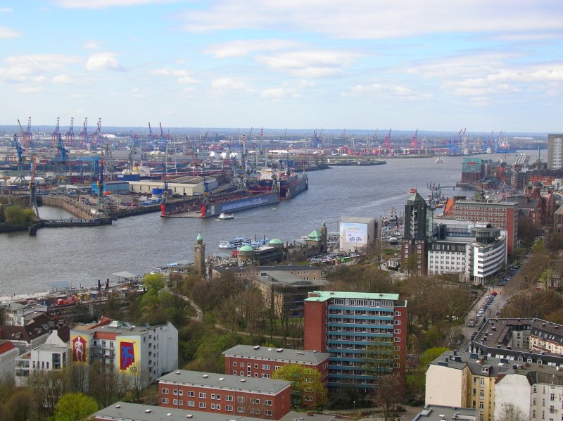 Blick vom Hamburger Michel auf den Hamburger Hafen. Gut zu erkennen das B+V Dock Elbe 17. Aufgenommen im April 2007