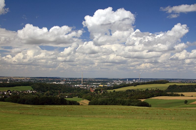 Blick vom Harthauer Berg auf Chemnitz. Diese Aussicht bietet sich jedem der die B95 von Annaberg nach Chemnitz befhrt. Aufnahme vom 24.06.07.