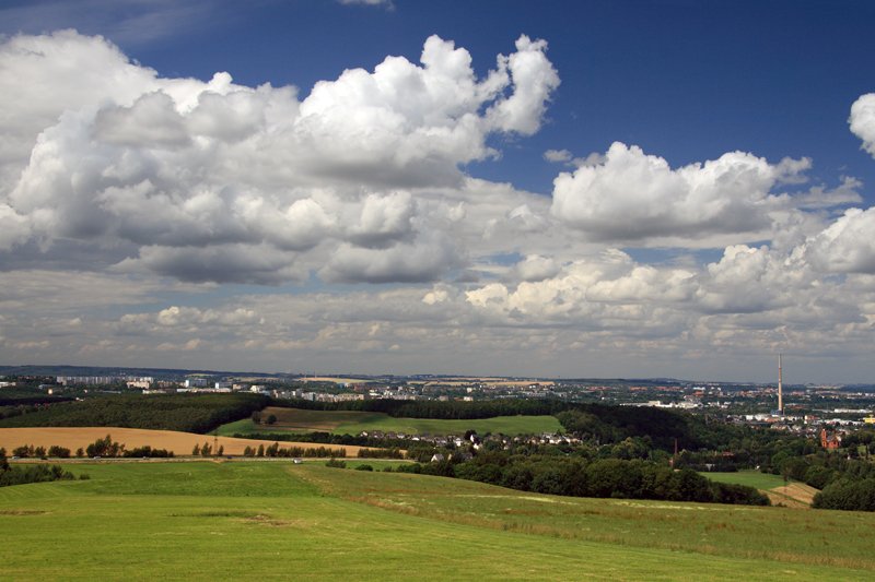 Blick vom Harthauer Berg auf das im Sdwesten der Stadt gelegene Fritz-Heckert-Neubaugebiet. Der nahme  Fritz Heckert  existiert zwar nicht mehr in den Stadtplnen, ist jedoch nach wie vor im Sprachgebrauch verankert. Aufnahme vom 24.06.07.