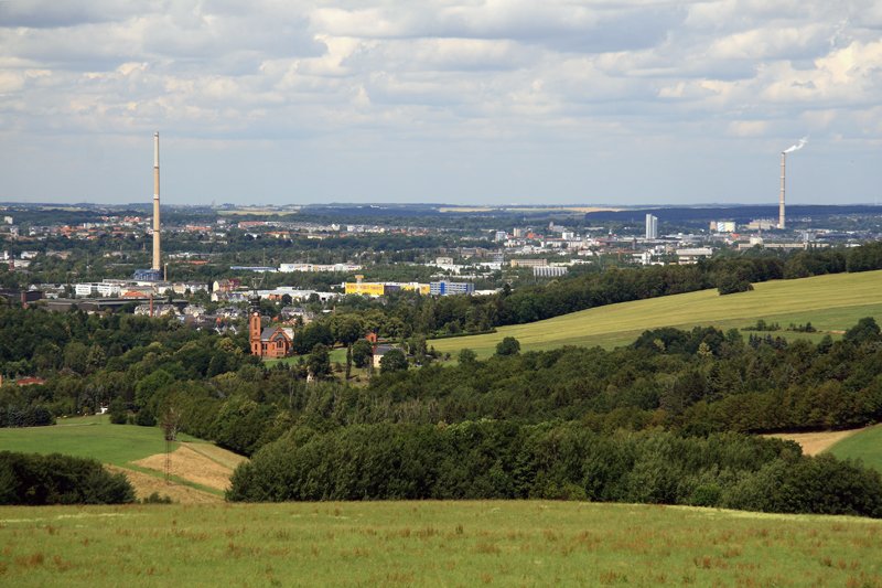 Blick vom Harthauer Berg ber Harthau und Altchemnitz hinweg zur Chemnitzer Innenstadt. Man erkennt die 1906-08 gebaute Lutherkirche Harthau, die Heizkraftwerke Sd und Nord sowie das Hotel Mercure in der Innenstadt.Aufnahme vom 24.06.07