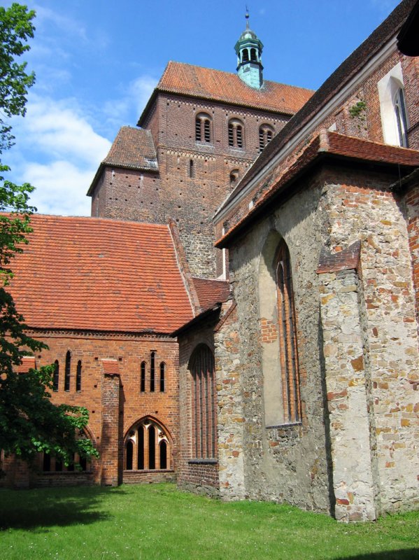 Blick von hinten auf den Havelberger Dom, der bis zum Jahre 1170 erbaut wurde; im Bild rechts ein Teil vom Langhaus, links ein Teil vom Cellarbau (Vorratsbau) und der hohe Westquerriegel  - Havelberg, 21.05.2005
