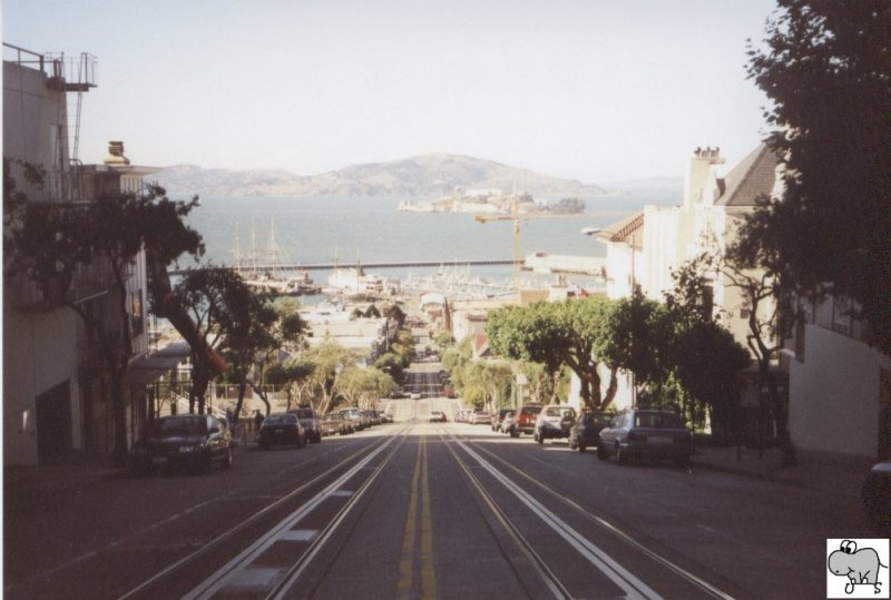 Blick die Hyde Street hinab auf die Bucht von San Francisco. Im Hintergrund ist die Insel Alcatraz zu erkennen.
Die Aufnahme entstand am 06. September 2002.