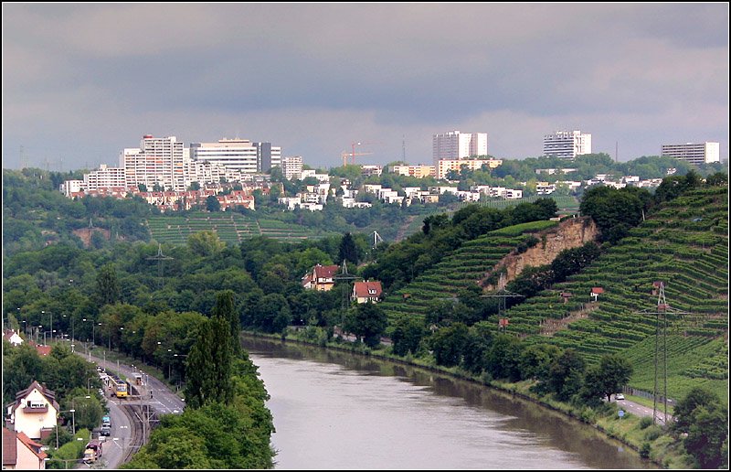 Blick ins Stuttgarter Neckartal. Die Huser rechts gehren zum Stadteil Mnster. Die Stadtbahn (Linie U14) steht gerade in der Haltestelle  Freibergstrae . Auf der Hhe im Hintergrund liegt die Hochhaussiedlung  Freiberg . Ziemlich genau in Bildmitte erkennt man einen weien Pylon des Max-Eyth-Steges, einer kleinen Hngebrck ber den Neckar. 21.7.2007 (Matthias)