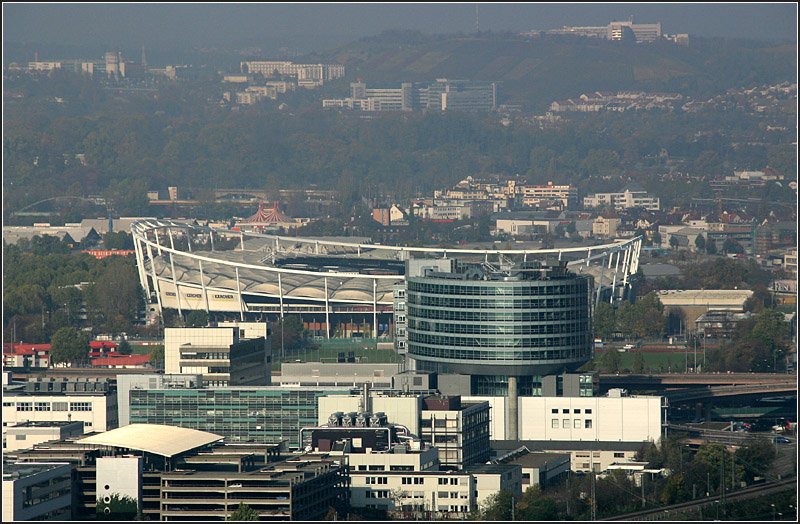 Blick ins Stuttgarter Neckartal: Im Vordergrund Daimler-Benz mit dem markanten Van-Center, der Rundbau. Dahinter die Mercedes-Benz Arena. Auf dem Cannstatter Wasen gastiert zum Zeitpunkt der Aufnahme ein Zirkus, darber ist die Bahnbrcke erkennbar. Oben links der Hochbunker am Pragsattel und ganz oben rechts das Robert-Bosch-Krankenhaus. 26.10.2008 (Matthias)