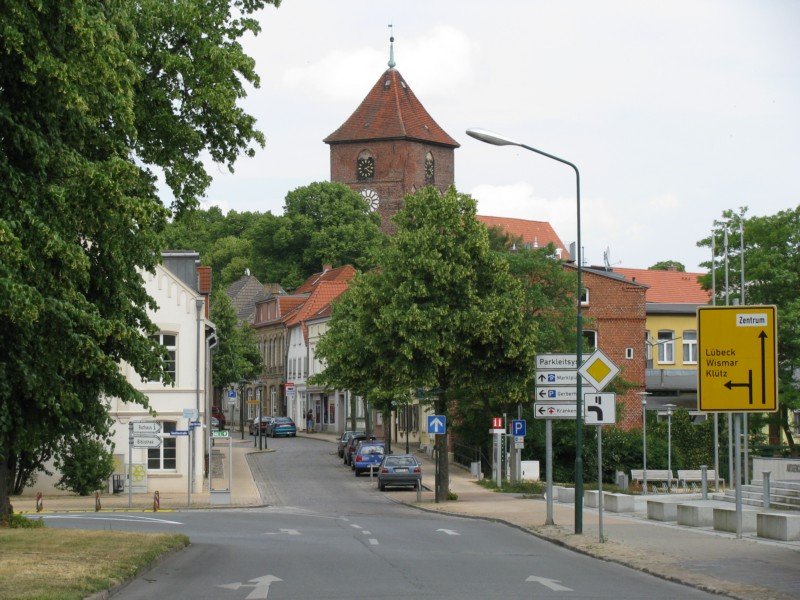 Blick vom Karl-Liebknecht-Platz in die August-Bebel-Stra�e. Im Hintergrund die St.-Nikolai Kirche, Grevesm�hlen 22.06.2008