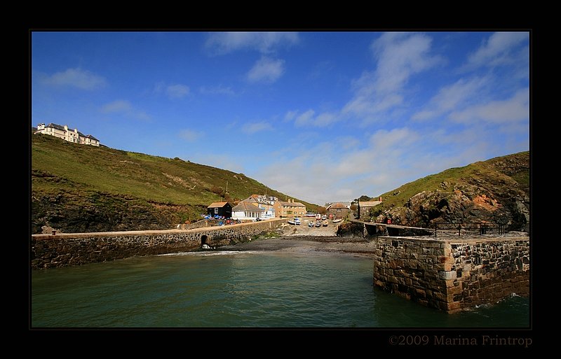 Blick in den kleinen Hafen von Mullion, Cornwall - England.