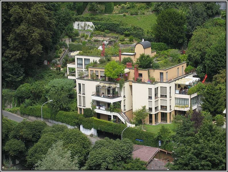 Blick von der Kornhausbrcke in Bern auf ein modernes Wohnhaus am Ufer der Aare. (26.07.2008)