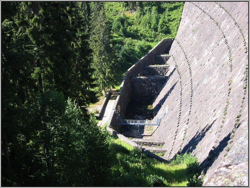 Blick von der Krone der Staumauer der Schwarzenbach-Talsperre. (14.07.2003) 