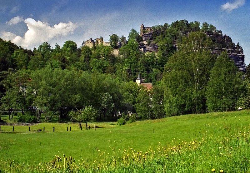 Blick vom Kurpark zum Oybin; Mai 2005.