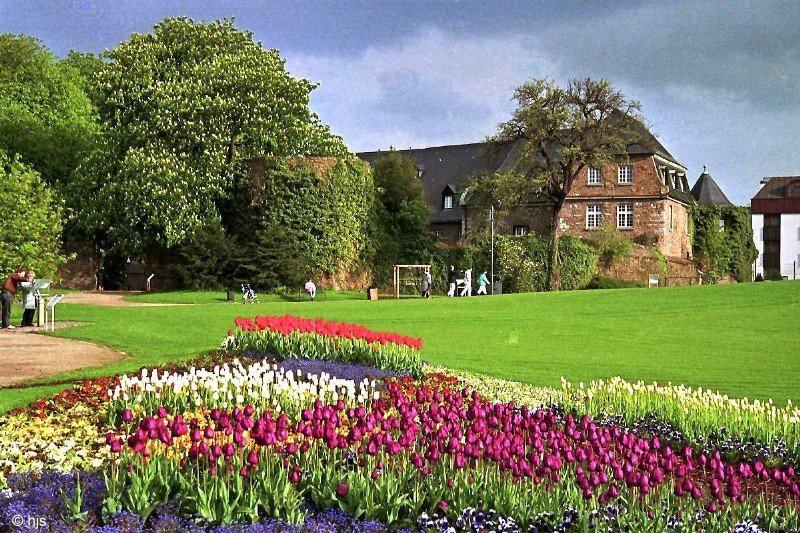 Blick vom Landesgartenschau-Gelnde zum Schloss Broich (3. Mai 1992). Die nordrhein-westflische Landesgartenschau 1992 ( MGa ) fand in Mlheim statt, teilweise auf frherem Bahngelnde,das zuvor als Schrottplatz gedient hatte. Geblieben ist den Mlheimern ein Parkgelnde nahe beim Stadtzentrum.