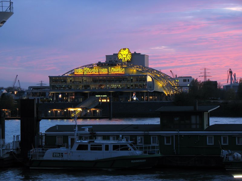 Blick von den Landungsbrcken auf die Halle fr das Musical  DER KNIG DER LWEN  vor Himmel mit Abendrot - Hamburg, 26.11.2006
