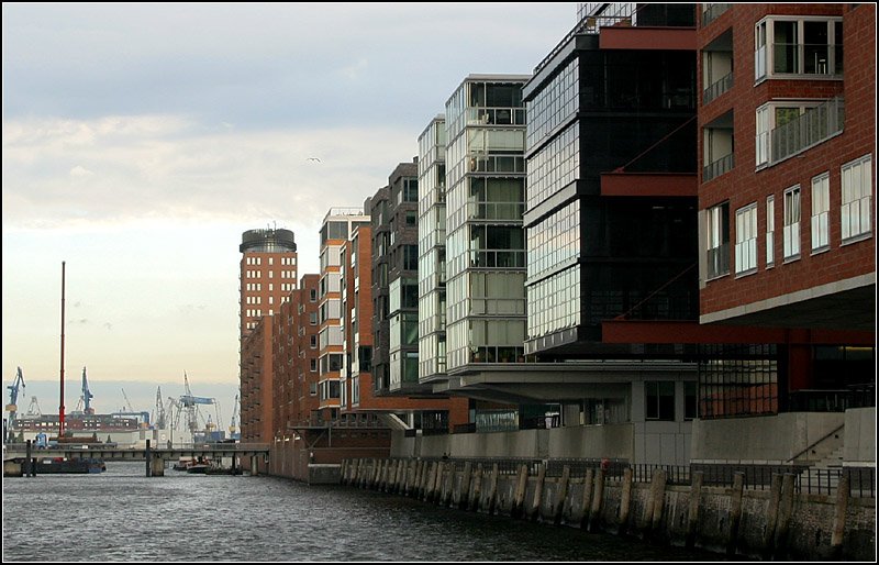 Blick von den Magellanterassen entlang der neuen Bebauung am Sandtorhafen in Richtung Sandtorhft. Im Hintergrund einzelne Hafenkrne. 17.7.2007 (Matthias)