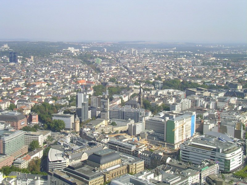 Blick vom Main Tower Richtung Westen. Unten links: Die Frankfurter Brse.