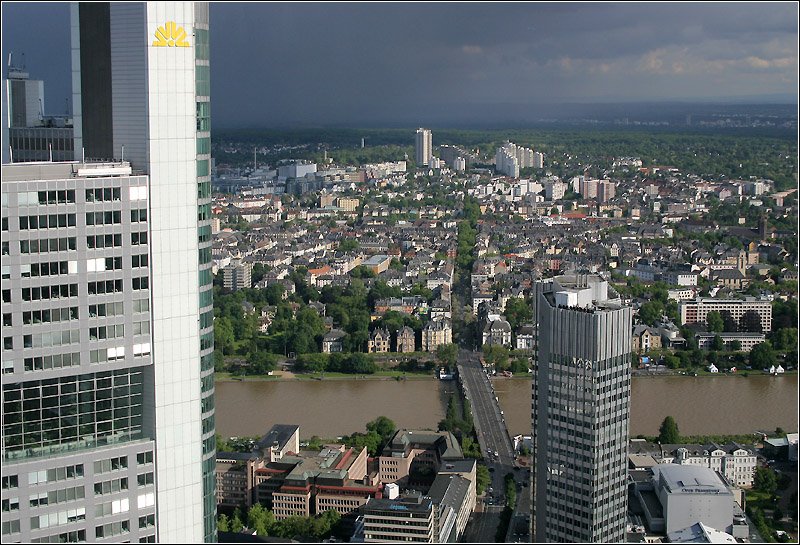 Blick vom Maintower am Commerzbank-Hochhaus vorbei nach Sachsenhausen. Unten in Bildmitte quert die Untermainbrcke den Main. Rechts neben der Brcke, auf dem Bild natrlich nicht zu sehen unterfhrt die Frankfurter U-Bahn den Main in zwei Tunnelrhren. 1.6.2006 (Matthias)