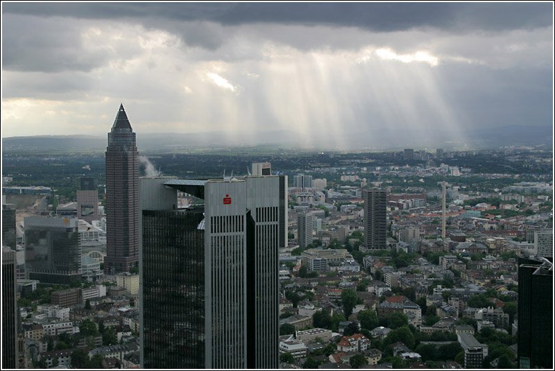 Blick vom Maintower in Richung Nordwesten. Links der Messeturm, im Hintergrund die Hhenzge des Taunus. 1.6.2006 (Matthias)