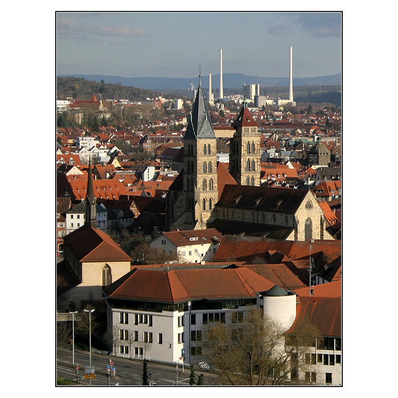 Blick man von einem erhhten Standpunkt auf Esslingen, lassen sich die Auswirkungen unserer heutigen Zeit auf die Landschaft nicht verleugnen: Hinter den Trmen der Stadtkirche die so ganz anders gearteten Trme des Kraftwerks Altbach. 18.03.2008 (Matthias)