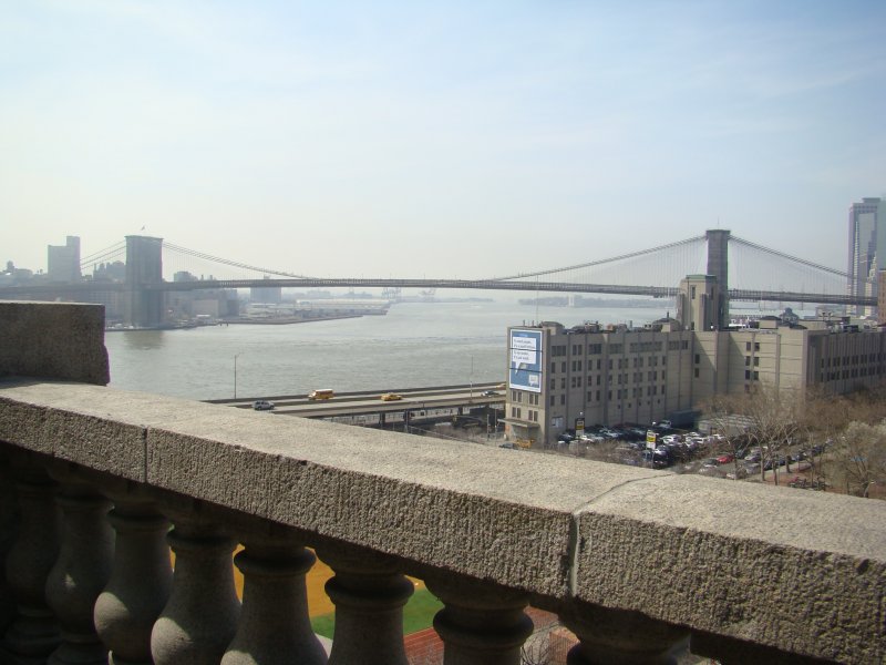 Blick von der Manhattan Bridge zur Brooklyn Bridge. Unten sieht man noch leicht ein Baseball Spielfeld. Aufgenommen am 09.04.08