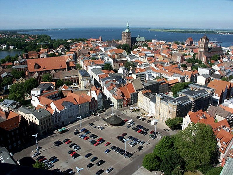 Blick von der Marienkirche in Stralsund auf die Altstadt und den Markt