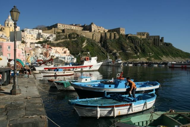 Blick von Marina Corricella zur befestigten Altstadt Terra Murata.