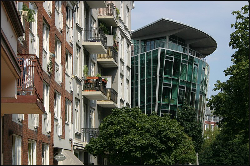 Blick in die Martin-Luther-Strae. Hinten das Ost-West-Hof-Brohaus vom Architekturbro Markovic, Ronai, Ltjen mit der kippenden Glasfassade. 15.7.2007 (Matthias)