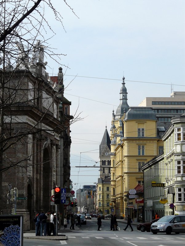 Blick in die Maximilianstrae. Rechts im Bild erkennt man das Gebude der Hauptpost und links die Triumphpforte. 08.03.08