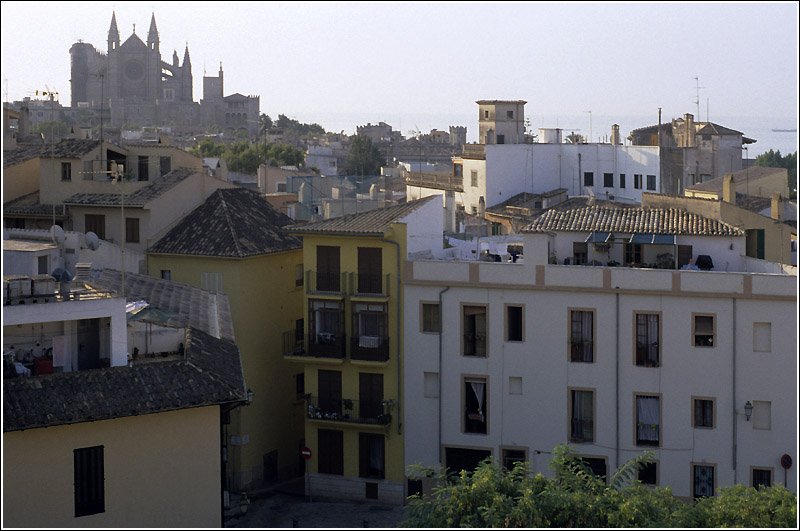 Blick vom Museum fr Moderne Kunst zur Kathedrale von Palma de Mallorca. Im Hintergrund ist das Meer zu erkennen. Scan vom Dia, 2005 (Matthias)