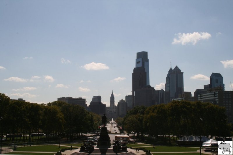 Blick vom Museum of Art, den Benjamin Franklin Parkway entlang, auf die Skyline von Philadelphia / Pennsylvania. Die Aufnahme entstand am 20. September 2008.