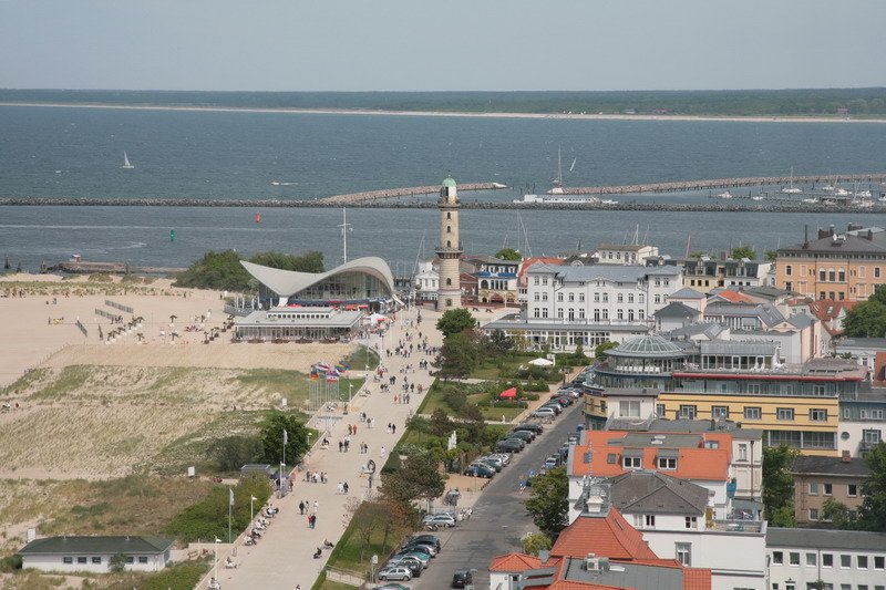 Blick vom Neptunhotel in Rostock Warnemnde ber die Promenade zum Leuchtturm mit dem Teepott. 23.05.2008