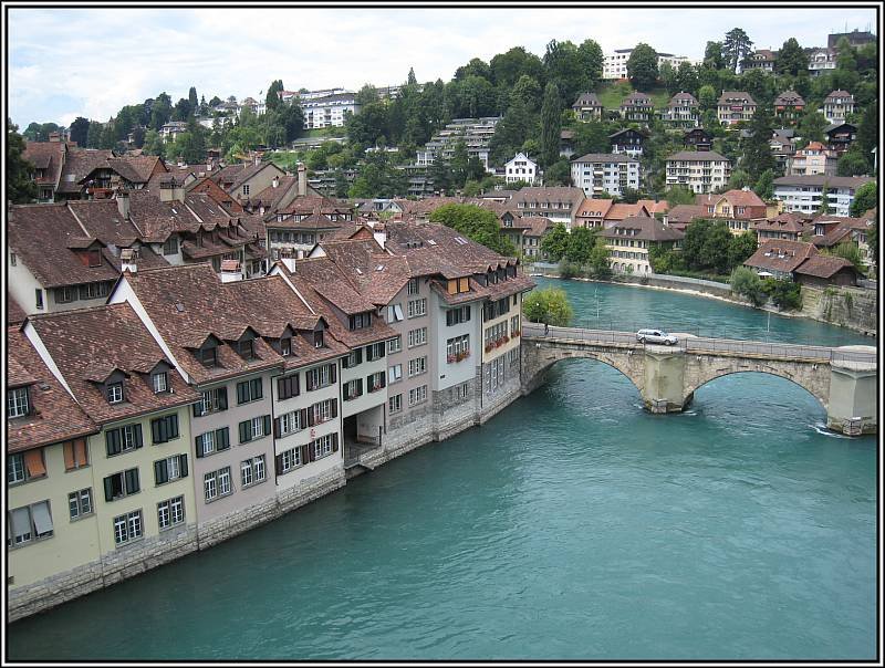 Blick von der Nydeggbrücke in Bern auf tiefer liegende Teile der Altstadt am Ufer der Aare. (26.07.2008)