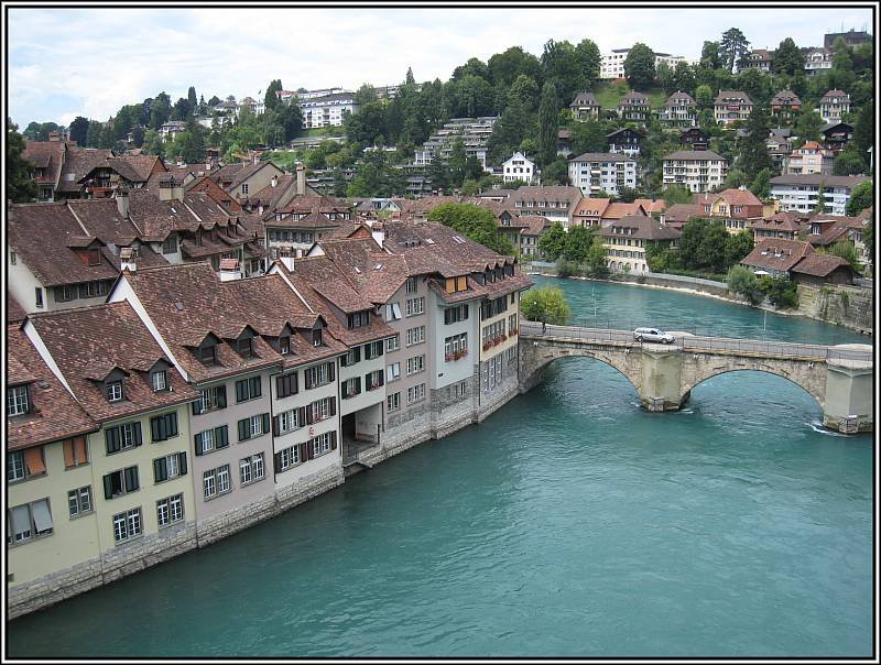 Blick von der Nydeggbrcke in Bern auf tiefer liegende Teile der Altstadt am Ufer der Aare. (26.07.2008)