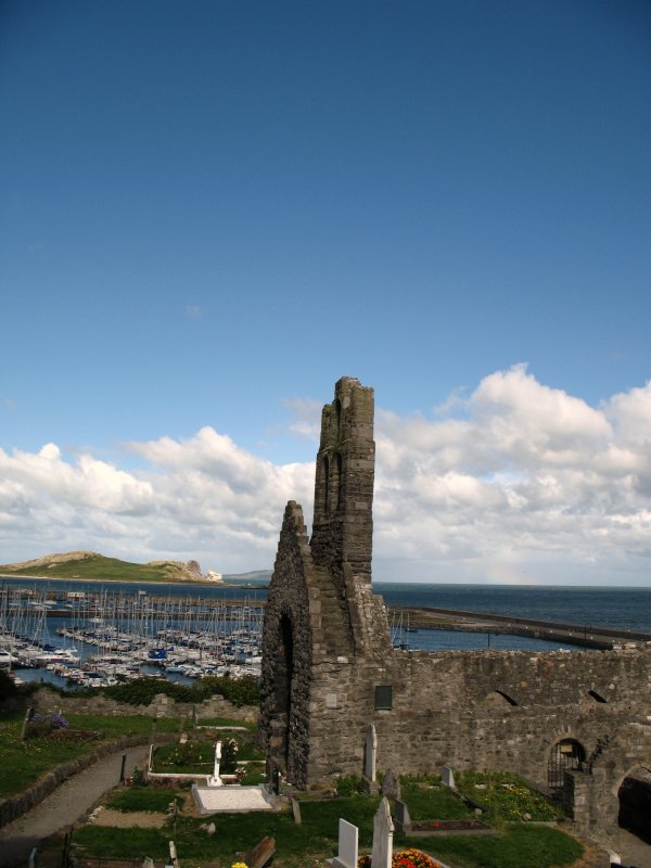 Blick von der Old Abbey auf den Hafen und das Meer.
(September 2007)