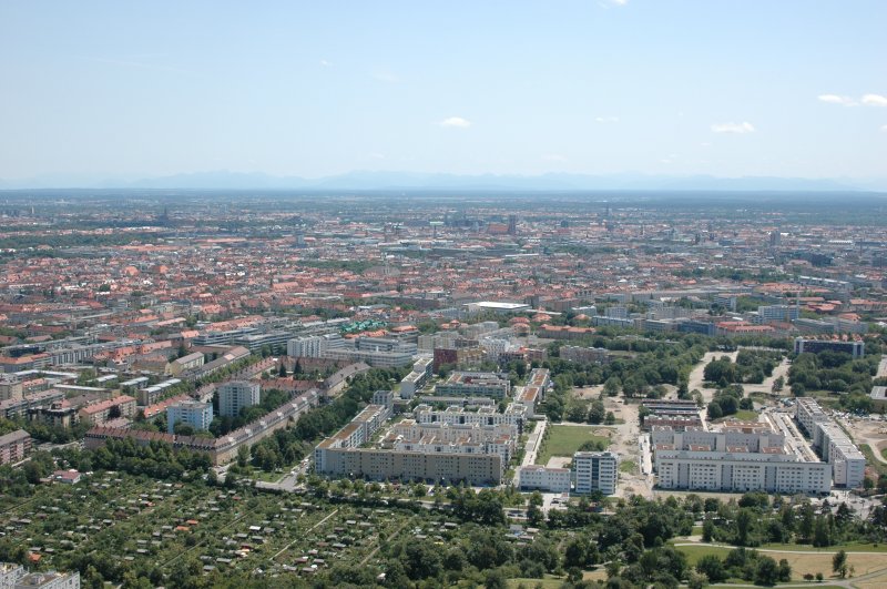 Blick vom Olympiaturm auf Mnchen mit ein bisschen Alpenpanorama. (06/2007)