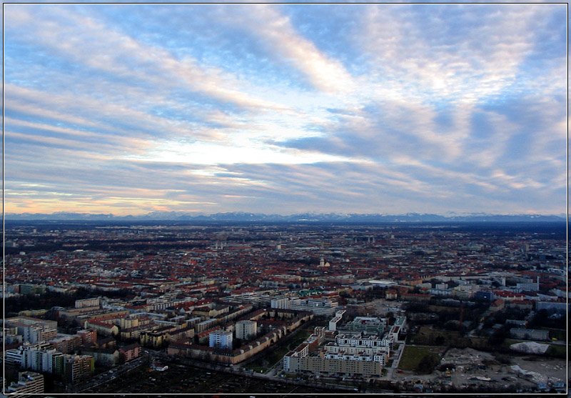 Blick vom Olympiaturm in Mnchen nach Sden ber die Stadt bis zu den Alpen. Beeindruckend der Wolkenhimmel am Abend des 4. Januars 2005. (Jonas)