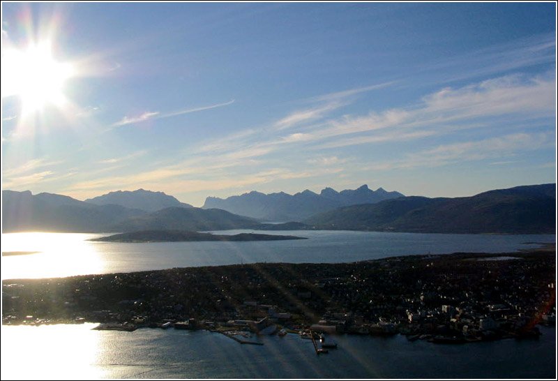 Blick von Osten auf den sdlichen Teil der Stadt Troms. Die Berge und Landschaft im Hintergrund sind Teil der Insel Kvalya. 19.8.2004 (Jonas)