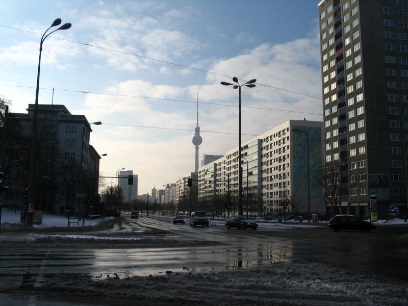 Blick in die Otto-Braun-Straße (Berlin Friedrichshein-Kreuzberg) im Hintergrund der Fernsehturm