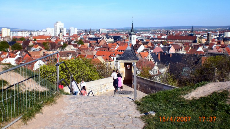 Blick vom Petersberg auf Erfurt. Links eine Absperrung, es wird immer noch gebaut an den festungsmauern, April 2007