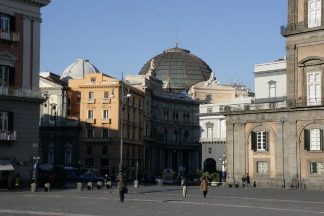 Blick vom Piazza Trento e Trieste zur Galleria Umberto I.