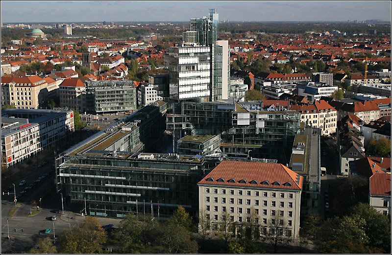 Blick vom Rathausturm auf das Hochhaus der Nord LB. Obwohl vllig andere Architektursprache, sind sich dieser Neubau und das Rathaus doch auch hnlich. Die Trme stehen jeweils inmitten dazugehriger niedriger Bauteile. Beide sind Landmarken im Stadtbild. Links in Bildmitte befindet sich der Aegidientorplatz. 3.11.2006 (Matthias)