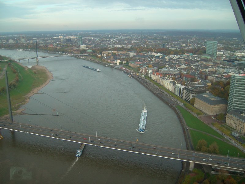 Blick vom Rheinturm auf die Innenstadt von Dsseldorf. (Aufnahme vom 02.11.2008)