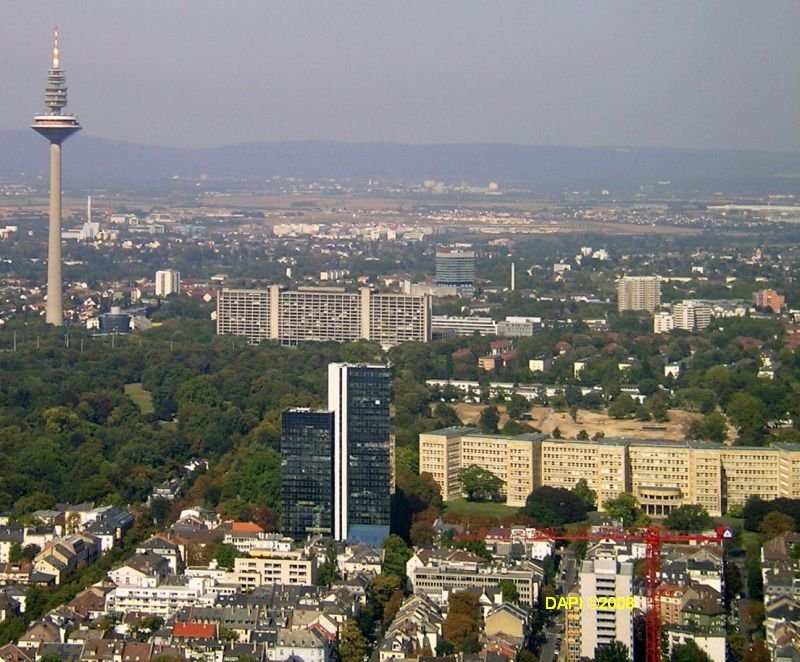 Blick Richtung Norden. Zu sehen u.a. die Bundesbank und der Europaturm.