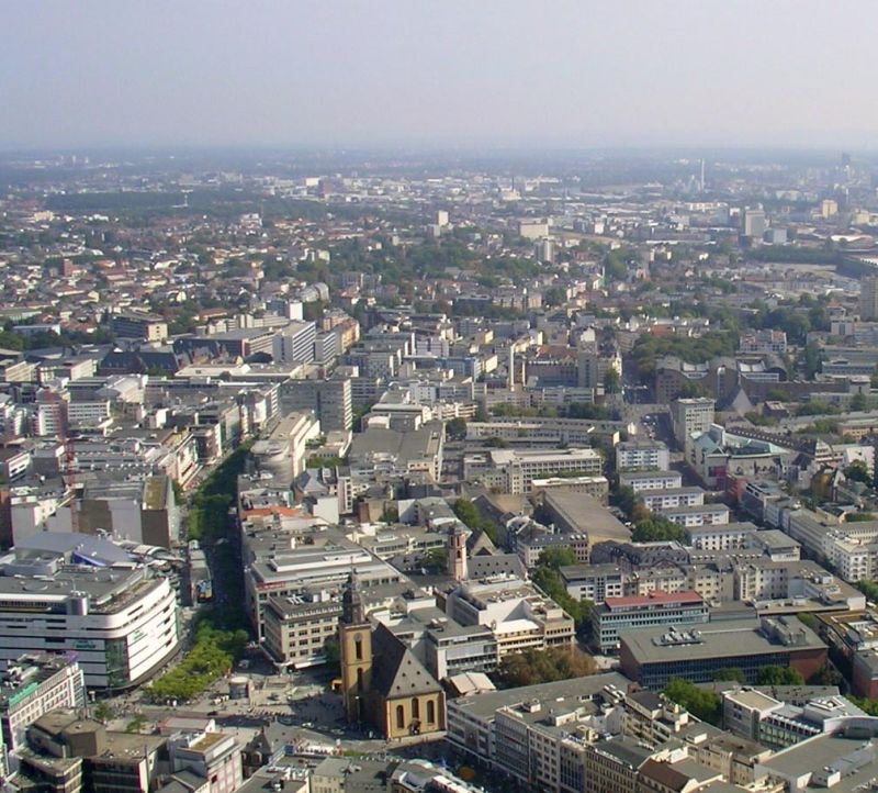 Blick in Richtung Osten mit Hauptwache, Zeil und Katharinenkirche.