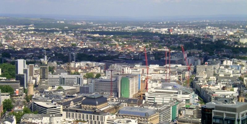 Blick Richtung Osten. Zu sehen die Brse, die Zeil und die Grobaustelle  Frankfurt Hoch4  vom Trianon aus gesehen. 