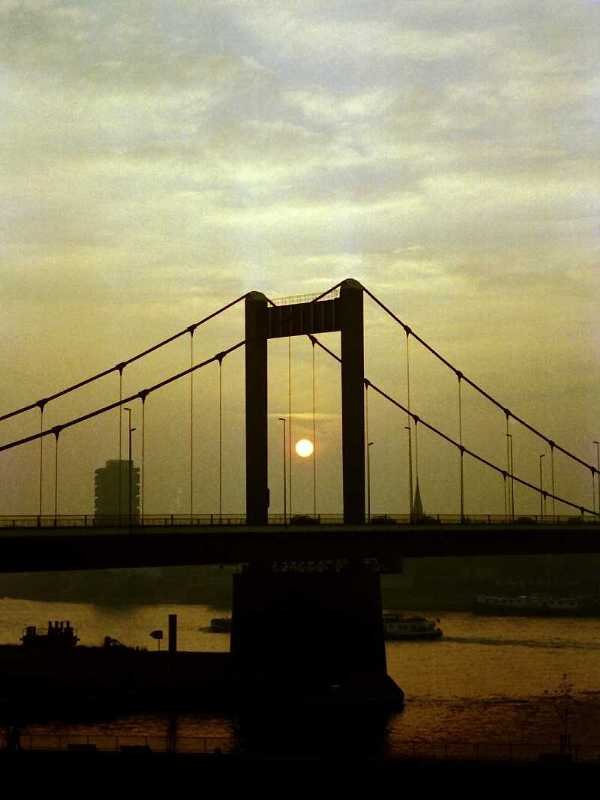 Blick vom Ruhrorter Rheinufer auf die Friedrich-Ebert-Brcke (November 1988)